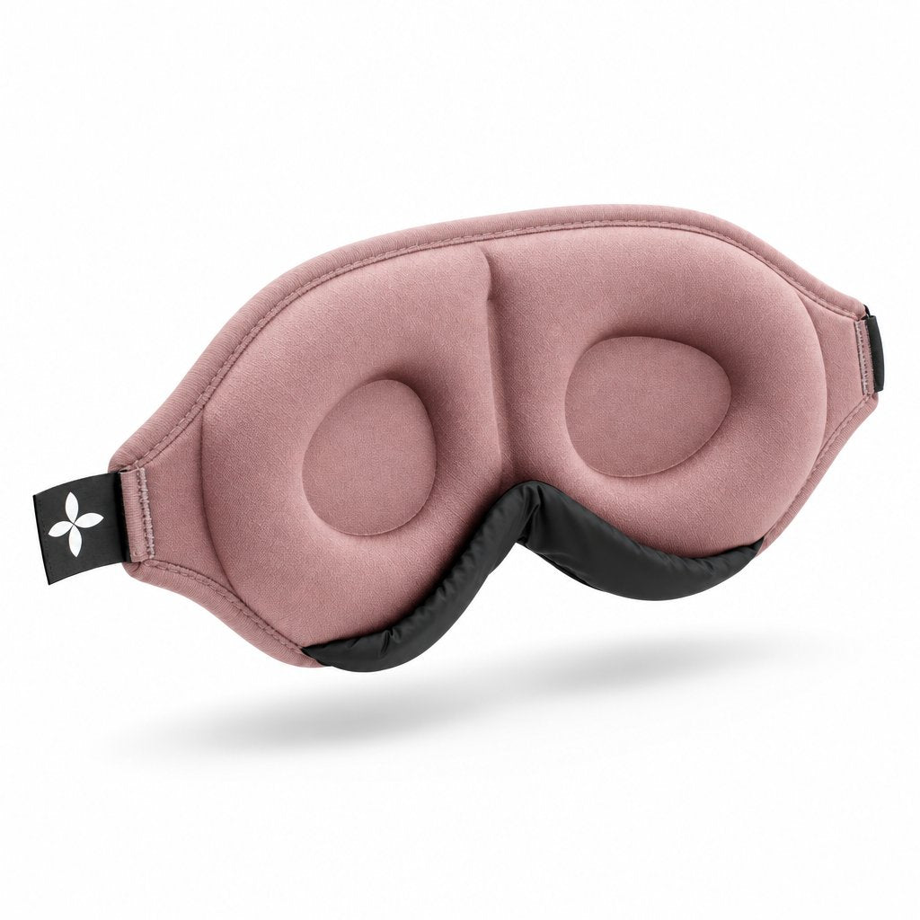 Innenseite der roséfarbenen Schlafmaske Deluxe mit gepolstertem Rand, vertieften Augenmulden und schwarzer Nasenpartie vor weißem Hintergrund.